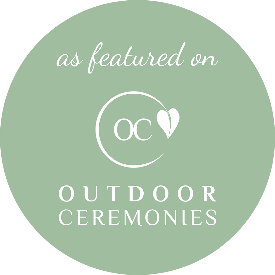 a pale green cirlce with the words "as featured on Outdoor Ceremonies". Membership badge for outdoorceremonies.com